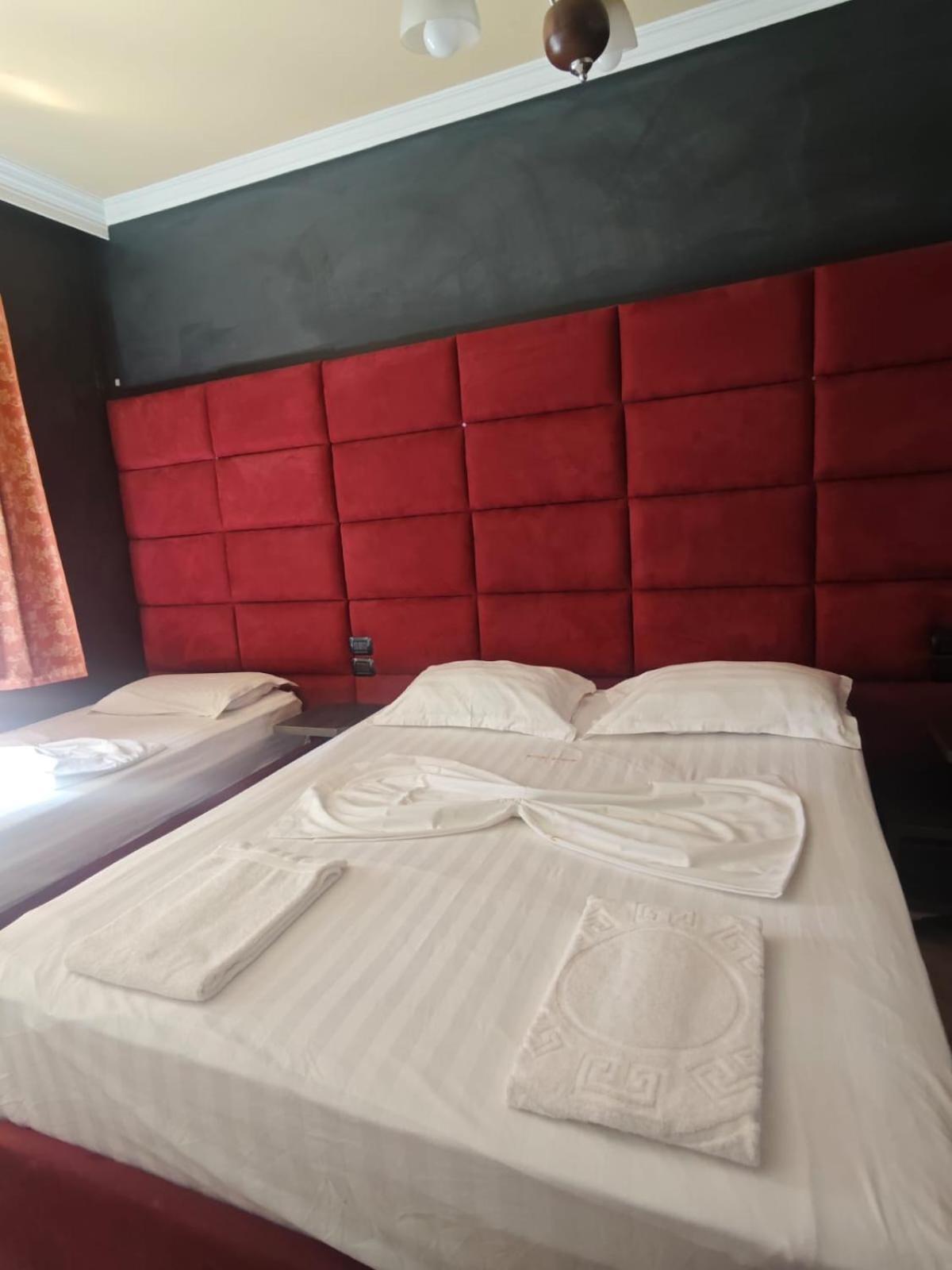 Boutique Artist Hotel Tiranë Ngoại thất bức ảnh